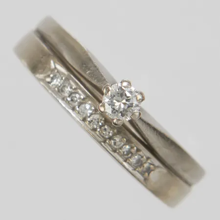 Ring, består av två ihoplödda ringar med diamanter 1 x 0,18ct enligt gravyr, och 10 diamanter totalt 0,10ctv enligt gravyr, Ø19½, bredd: 4,4-6,3mm, vitguld, 18K Vikt: 6,3 g