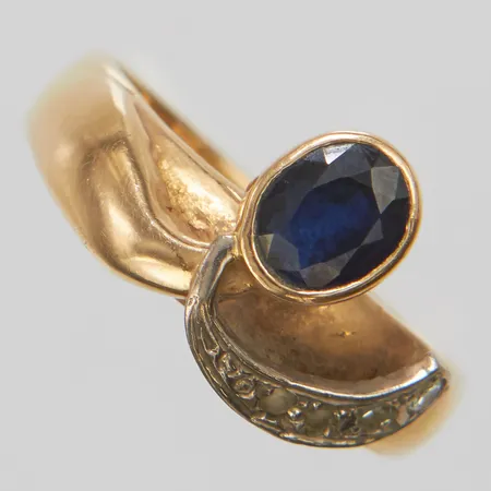 Ring, safir ca 5,5x4,5mm, briljantslipad diamant 1 x ca.0,02ct + åttkantslipade diamanter 1 x ca.0,015ct + 2 x ca.0,01ct, Ø17½, bredd: 4-10,5mm, J. Petterssons Eftr, Stockholm 1963, gravyr, 18K Vikt: 5,6 g
