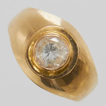 Ring, vit sten, Ø16¾, bredd:3-11mm, 18K. Vikt: 2,7 g