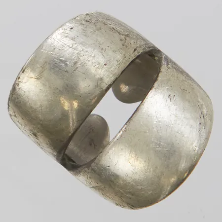 Silverring, Ø17¾, bredd:3-26,5mm, signerad Jacob Hull, Danmark, 925/1000. Vikt: 13,2 g