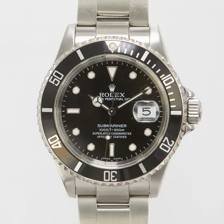 Herrur Rolex Submariner, stål, automatisk, 40mm, ref: 16610, snr: D291384, Cal. 3135, verknr: 3 9868865, boettnr: 2160, safirglas, datum, oysterlänk, stål, ref: 93250/MA7, två extra länkbitar utan skruvar, servicebehov.