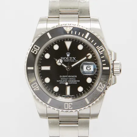 Herrur Rolex Submariner Date, stål, automatisk, 40mm, ref: 116610LN, snr: G267899, Cal: 3135, verknr: 3 2988344, boettnr: 2360, safirglas, datum, oysterlänk, stål, ref: 97200/5AM, certifikat daterat JUNE 2011 Nymans Ur, 2 extra länkbitar, manual, box, skadad ytterkartong.