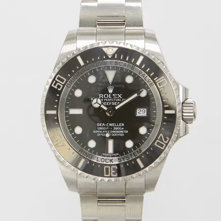 Herrur Rolex Sea-Dweller Deepsea, stål, automatisk, 43mm, ref: 116660, snr: 59N24673, Cal. 3135, verknr: 41Q16037, safirglas, datum, oysterlänk, ref: 97210 viklås, certifikat daterat 140201 Pagoldhs Ur, manual, skadad box, ytterkartong.