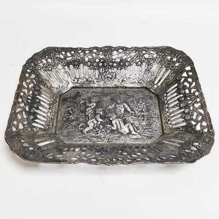 Gallerfat, nyrokoko motiv med keruber, 190x155x22mm, finska stämplar, silver 813/1000. Vikt: 240,6 g