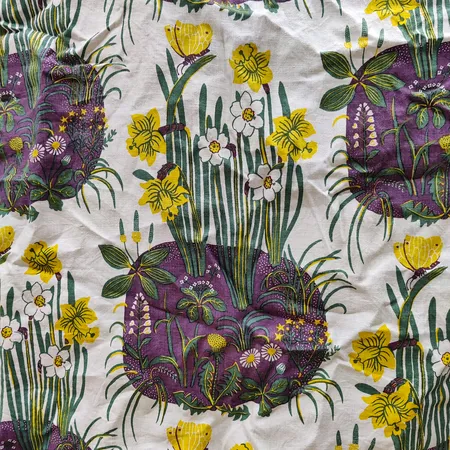 Bordssduk, Daffodil formgiven av Josef Frank för Svenskt Tenn, polykromt motiv på vit botten, rund ca Ø225cm. Vikt: 0 g Skickas med postpaket.