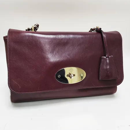 Väska, Mulberry, Medium Lily, oxblod/burgundy, ca 20 x 28 x 9 cm, kedjans längd 110 cm, guldfärgade metallbeslag, Made in England, bruksslitage, fläckigt foder, inga tillbehör. Skickas med postpaket.