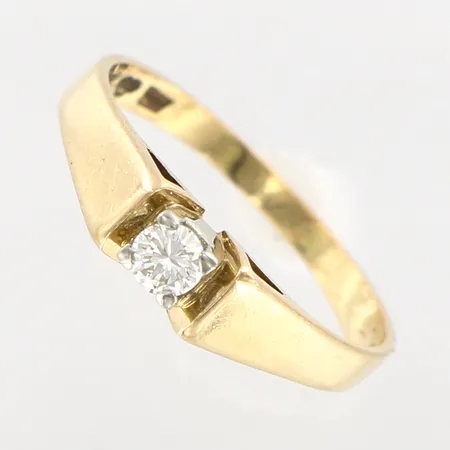 Ring, stl 17½, bredd 2-4mm, diamant 0,12ct, skada på rondist, gravyr, 18K Vikt: 2,2 g