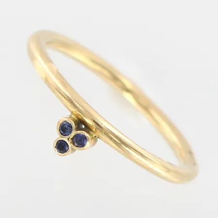 Ring med blå stenar, stl 17¾, bredd framtill ca 5mm, 18K Vikt: 2,8 g