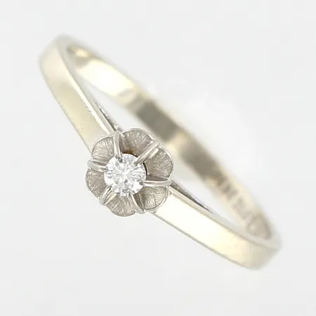 Ring vitguld med diamant 0,04ct, stl 15¼, 18K Vikt: 1,6 g