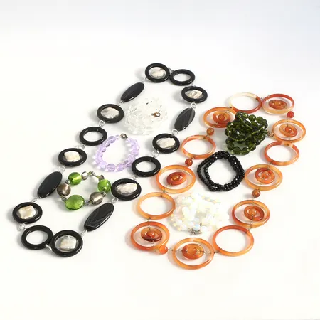 Sex collier samt Två armband, slipat glas, detaljer i metall,  Vikt: 0 g