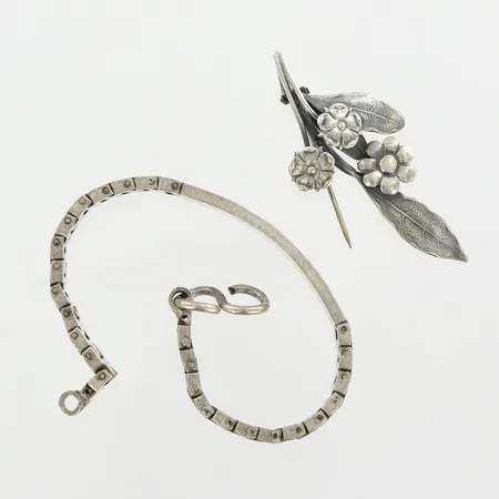 Armband samt Brosch, defekta, silver  Vikt: 33,3 g