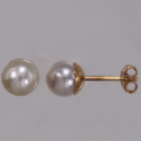 Ett par örhängen med odlade pärlor, längd 16,5mm, bredd 6,4mm, 18K Vikt: 1,4 g