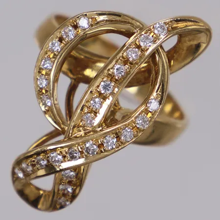 Ring, G-klav med briljantslipade diamanter ca 0,26ctv, stl 17½, bredd 27,2mm, 18K  Vikt: 6,7 g