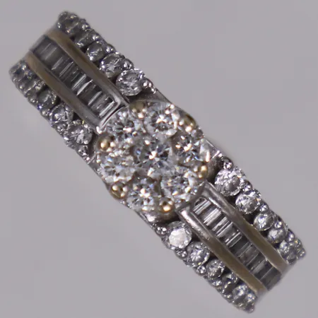 Ring med briljant- och baguetteslipade diamanter ca 1,00ctv, stl 16¼, bredd 6,2mm, GHA, vitguld, repor, sliten rodiering, 18K  Vikt: 6,3 g