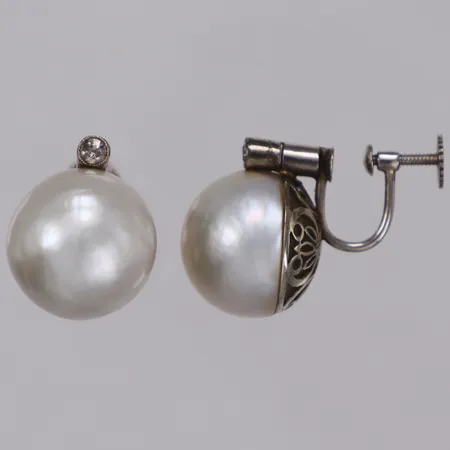 Örhängen med mabépärlor och diamanter 2xca0,05ct, Ø14,7mm, skruvfästen, vitguld, 18K  Vikt: 11,6 g