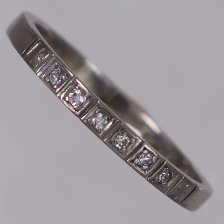 Ring med åttkantsslipade diamanter 6xca0,01ct, stl 17, bredd 2mm, vitguld, svag gravyr, 18K Vikt: 2 g