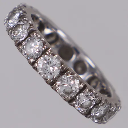 Alliansring med briljantslipade diamanter, 17 x ca. 0,12ct, ca. W/VS-SI, stl 16, bredd: 3,7mm, vitguld, 18K Vikt: 4,2 g