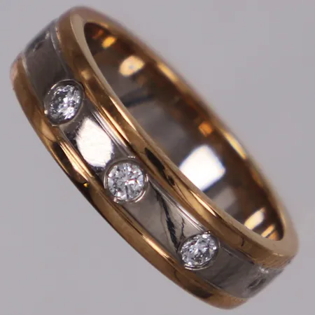 Ring med tre diamanter totalt 0,09ctv enligt gravyr, stl 15, bredd: 4,5mm, vitguld/gulguld, 18K Vikt: 4,6 g