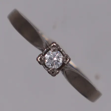 Ring med briljantslipad diamant 0,10ct enligt gravyr, stl18, bredd: 1,5-4,2mm, gravyr, vitguld, 18K Vikt: 2,3 g