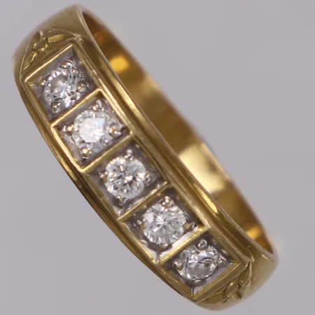 Ring med diamanter 5xca0,07ct, stl 19, bredd: 3,1-6,1mm, 21K Vikt: 4,8 g