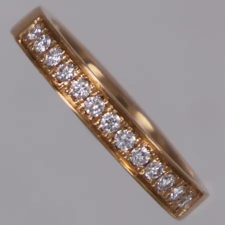 Ring med diamanter 13xca0,01ct, stl 15¾, bredd: 2,9mm, 18K Vikt: 3,1 g