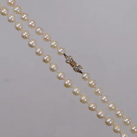 Pärlcollier med odlade pärlor, längd 75cm, bredd 7mm, lås i 18K med diamanter 4xca0,01ct, ytslitage på pärlor, bruttovikt: 47,7g.