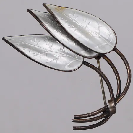 Brosch med emalj i form av löv, 50x40mm, stämplad Sterling Norway, 925/1000 silver Vikt: 8,8 g