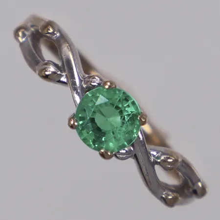Ring med syntetisk smaragd, stl 15¾, bredd 1,7-5mm, repor, nagg, Glamira, vitguld, 9K Vikt: 1,9 g