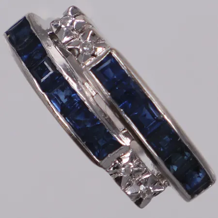 Ring med carréslipade safirer samt diamanter 4xca0,005ct, stl 16, bredd: 2-7,3mm, vitguld, 18K Vikt: 4,9 g