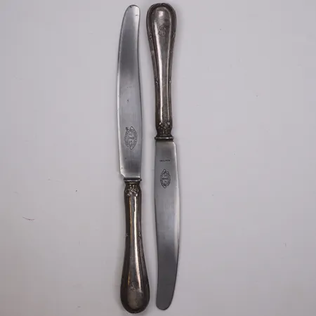 2 Matknivar, längd 25,5cm, blad i rostfritt stål, gravyr, 830/1000 silver Vikt: 150,8 g