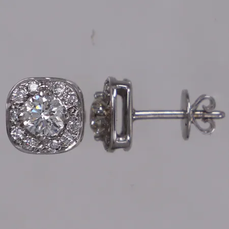 Ett par örhängen med briljantslipade diamanter 2xca 0,40ct ca TW(F-G)/VS1-VS2, en diamant med GIA inskription på rondisten 5156570324, 20 briljantslipade diamanter ca 0,24ctv ca TW-W/VS, bredd 8,6x8,6mm, ena mittstenen har natural på rondisten, vitguld, 18K  Vikt: 3,1 g