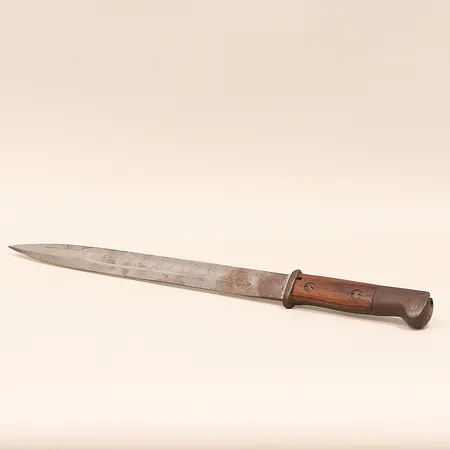 Bajonett 46cm med fodral, bladet märkt Odeon, ingen övrig märkning, rostangrepp, Tyskland. Vikt: 0 g