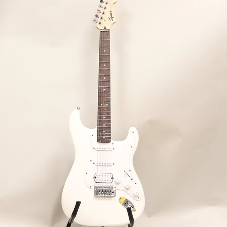 El-gitarr Squier Stratocaster, by Fender, Indonesien, serie nr ICSB21036312, mjukt fodral. Skickas med Bussgods eller PostNord