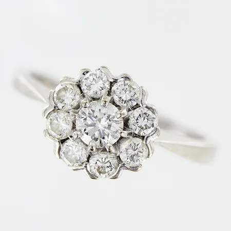 Ring, 9st diamanter 0,75ctv, stl 17¾, bredd 2-9mm, vitguld, 18K Vikt: 3,9 g