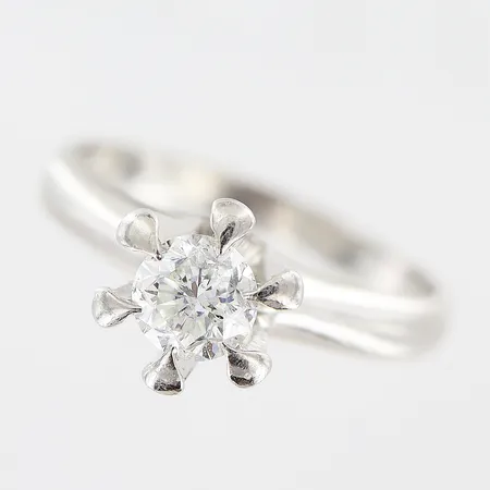 Ring, briljantslipad diamant 0,54ct enligt gravyr, piqué, stl 16¾, bredd 2-8mm, kronans höjd 9mm, platina 900/1000.  Vikt: 5,9 g