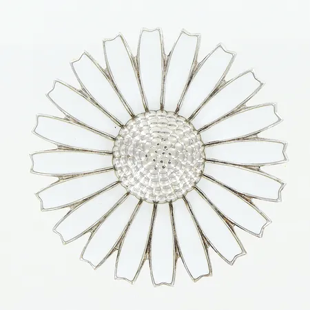 Hänge/brosch Daisy, formgivare Anton Michelsen, Georg Jensen Danmark, Ø42mm, vit emalj, originaletui, silver 925/1000. Vikt: 18,5 g