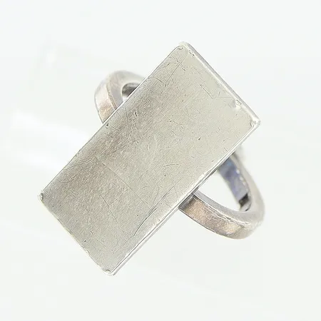 Ring Wiwen Nilsson, stl 16, bredd skena 2mm, rektangulär platta 20x10mm (vågiga kanter/repor), Lund 1968, silver 925/1000. Vikt: 5,1 g