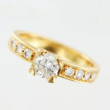 Ring, diamanter 1 x ca 0,50ct, 10 x ca 0,03ct, stl 17, bredd 3,5-5,5mm, Schalins, datumgravyr, 18K Vikt: 5,4 g