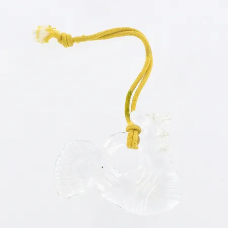 Hänge i glas, Tupp, Bertil Vallien för Kosta boda, 70x60mm, gult snöre med fläckar  Vikt: 0 g