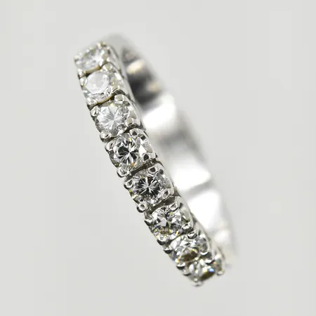 Ring med diamanter 8x0,05ct, stl 17, bredd 3 mm, vitguld, 18K. Vikt: 3,4 g