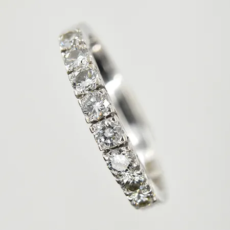 Ring med diamanter 8x0,04ct, stl 17, bredd 2 mm, vitguld, 18K. Vikt: 3,1 g