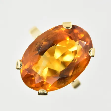 Ring med orange sten, troligtvis Citrin, stl 17½, bredd 2-20 mm, ostämplad, 18K. Vikt: 7,6 g