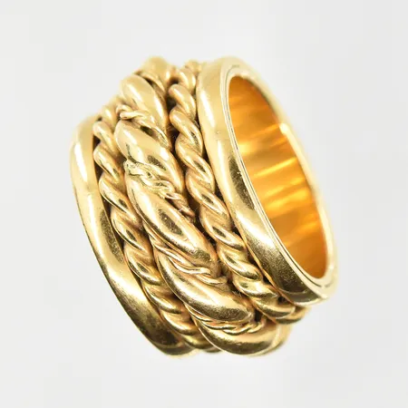 Ring med tvinnade detaljer, stl 18½, bredd 15 mm, gravyr, 18K. Vikt: 38,8 g