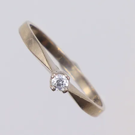 Ring med vit sten, stl 16¾, bredd 2-4mm, vitguld, 18K  Vikt: 1,6 g