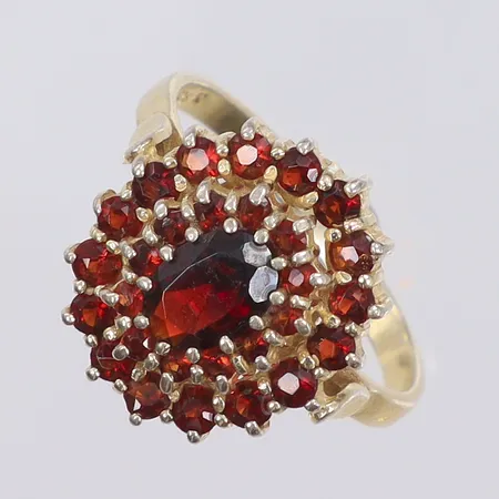 Ring med röda stenar troligen granater, stl 18½,  bredd 2-7mm, silver 925/1000 Vikt: 4,1 g