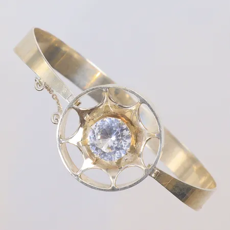 Armring med slipad bergkristall och säkerhetskedja, innermått Ø50mm, bredd 8-25mm, öppningsbar, Kultaseppä Salovaara, Finland Åbo 1973, silver 925/1000 Vikt: 15,3 g