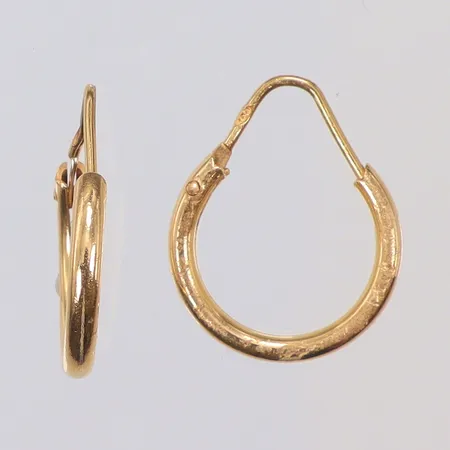 Ett par Örhängen, creoler något skeva Ø 16mm, bredd 2mm, 18K Vikt: 2,8 g