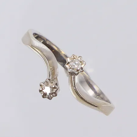 Ring i vitguld med diamanter 2xca0,02ct stl 17¼ bredd 2-8mm, stämplad HE samt importstämpel, 18K Vikt: 2,2 g