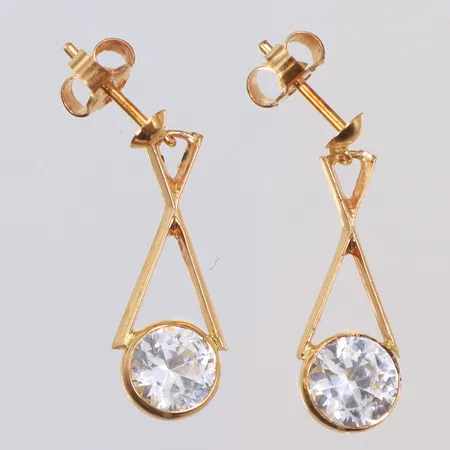 Ett par örhängen med vit sten, 25x7mm, 18K Vikt: 2,7 g