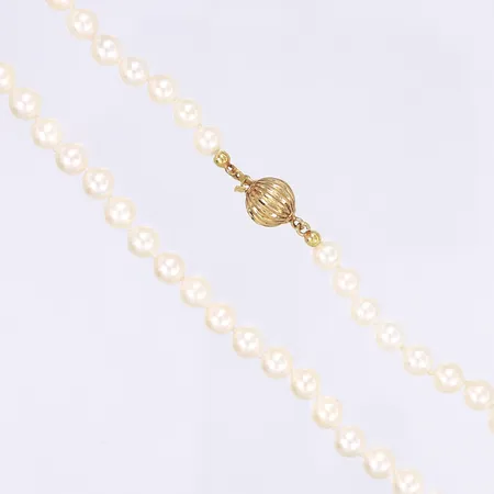 Pärlcollier, troligen odlade sötvattenpärlor, 60cm, bredd 6mm, lås i 18K Ø9mm, slitage på pärlor, bruttovikt: 26,4g Vikt: 26,4 g